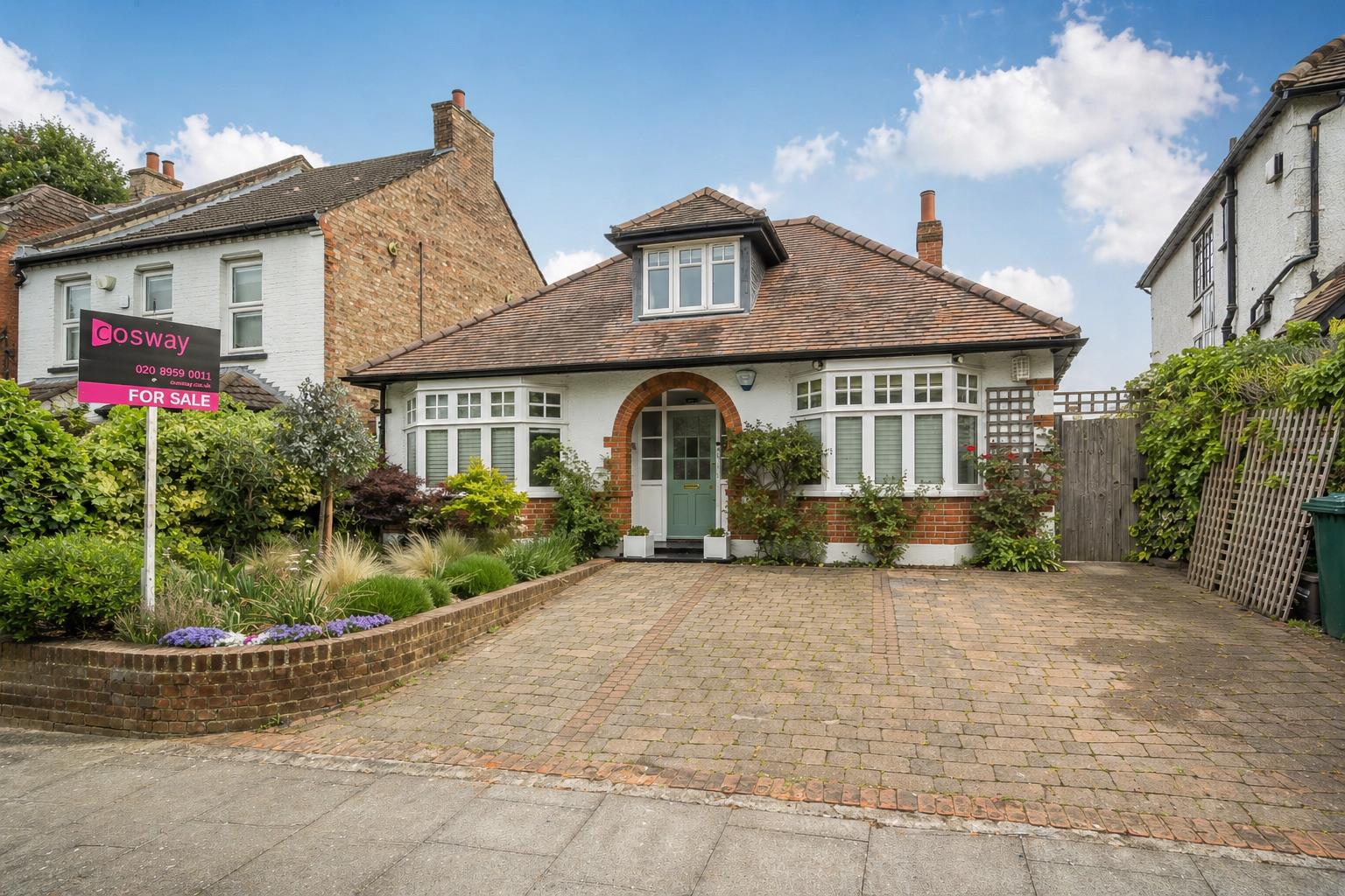 5 bed property in Daws Lane, Mill Hill, NW7, London